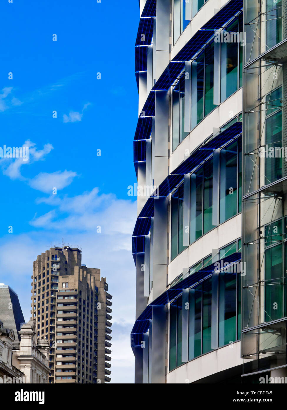 Vista dalla City di Londra verso uno degli anni settanta alta torre contenenti blocchi di appartamenti di lusso nel centro di Barbican Foto Stock
