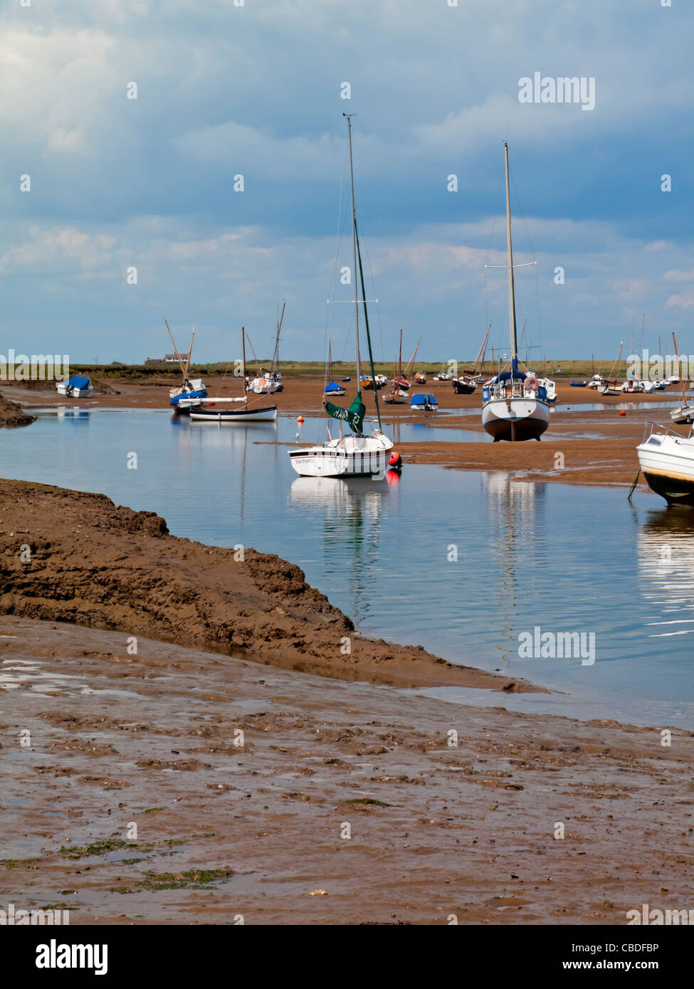 Barche ormeggiate a Brancaster Staithe sulla Costa North Norfolk England Regno Unito Foto Stock