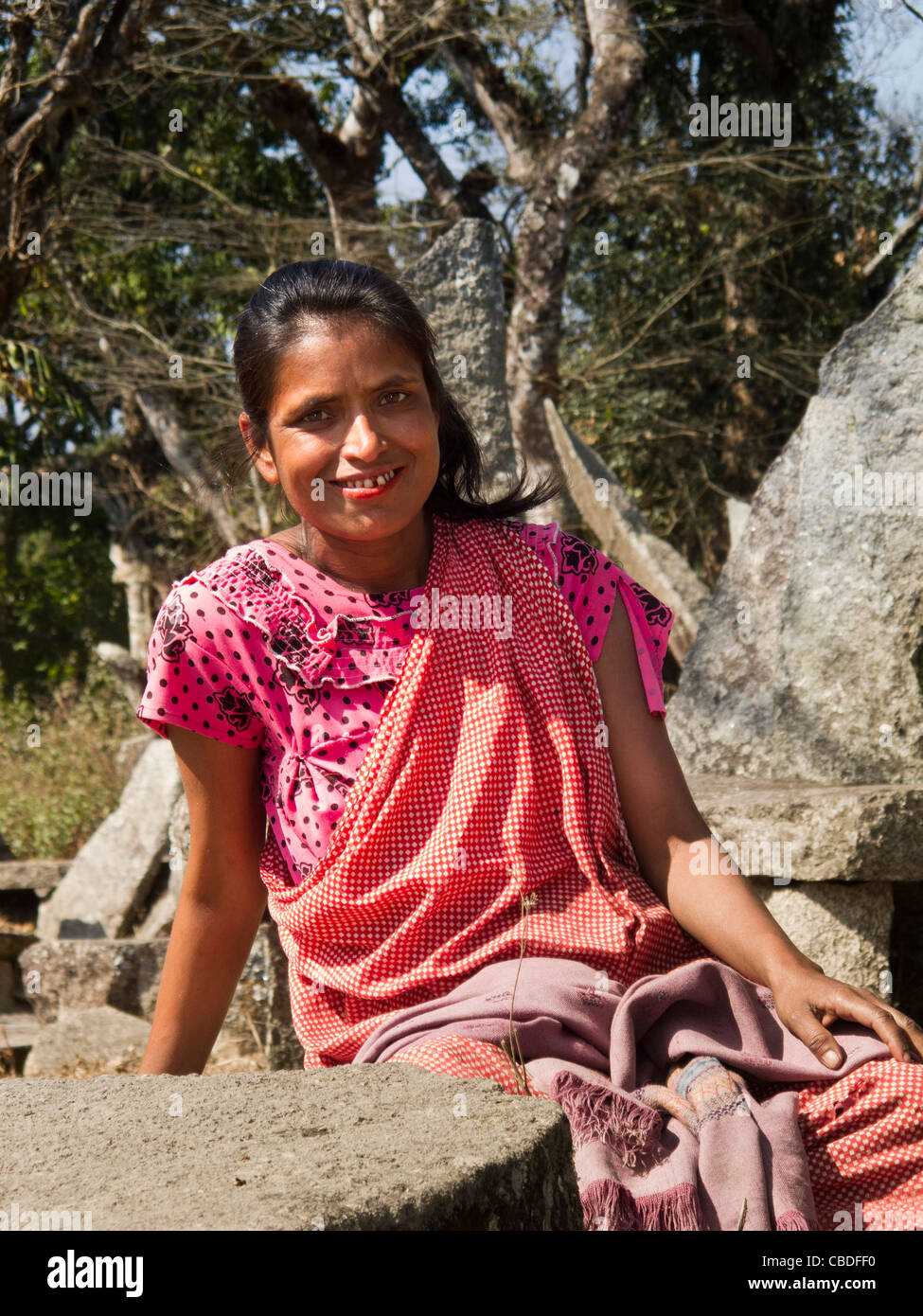 India, Meghalaya, Jaintia Hills, Nartiang megaliti, Khasi donna appoggiata sul piatto megalitiche in pietra Foto Stock