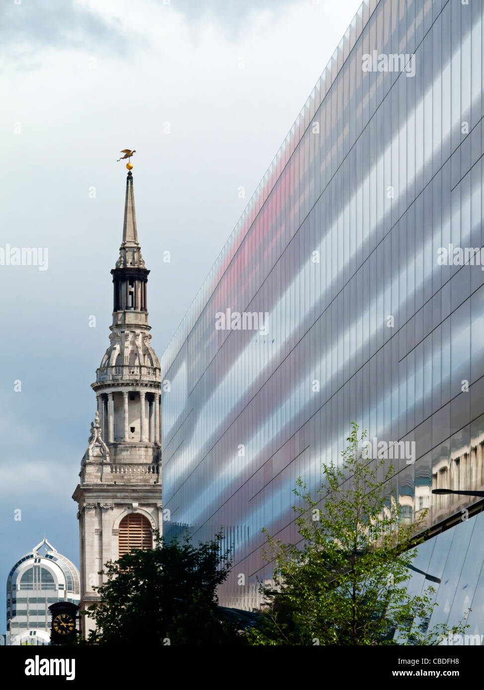 Vetro moderno edificio di uffici nella città di Londra con i tradizionali chiesa torre dietro Inghilterra REGNO UNITO Foto Stock