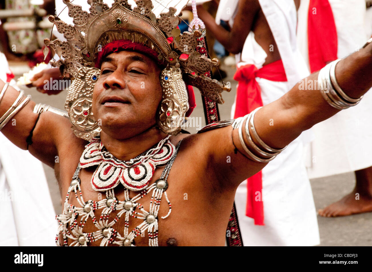 Kandy, Sri Lanka, Perahera Festival parade un ballerino maschio Foto Stock
