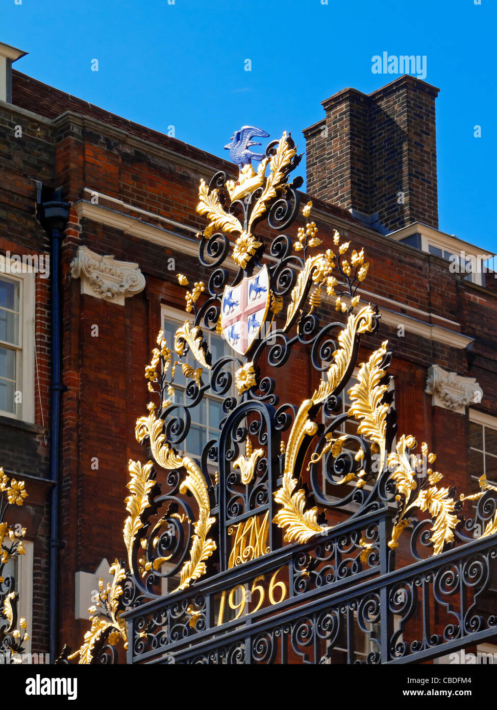 Dettaglio di araldico dorati cancelli di ingresso al college di bracci di Queen Victoria Street City di Londra Inghilterra REGNO UNITO Foto Stock