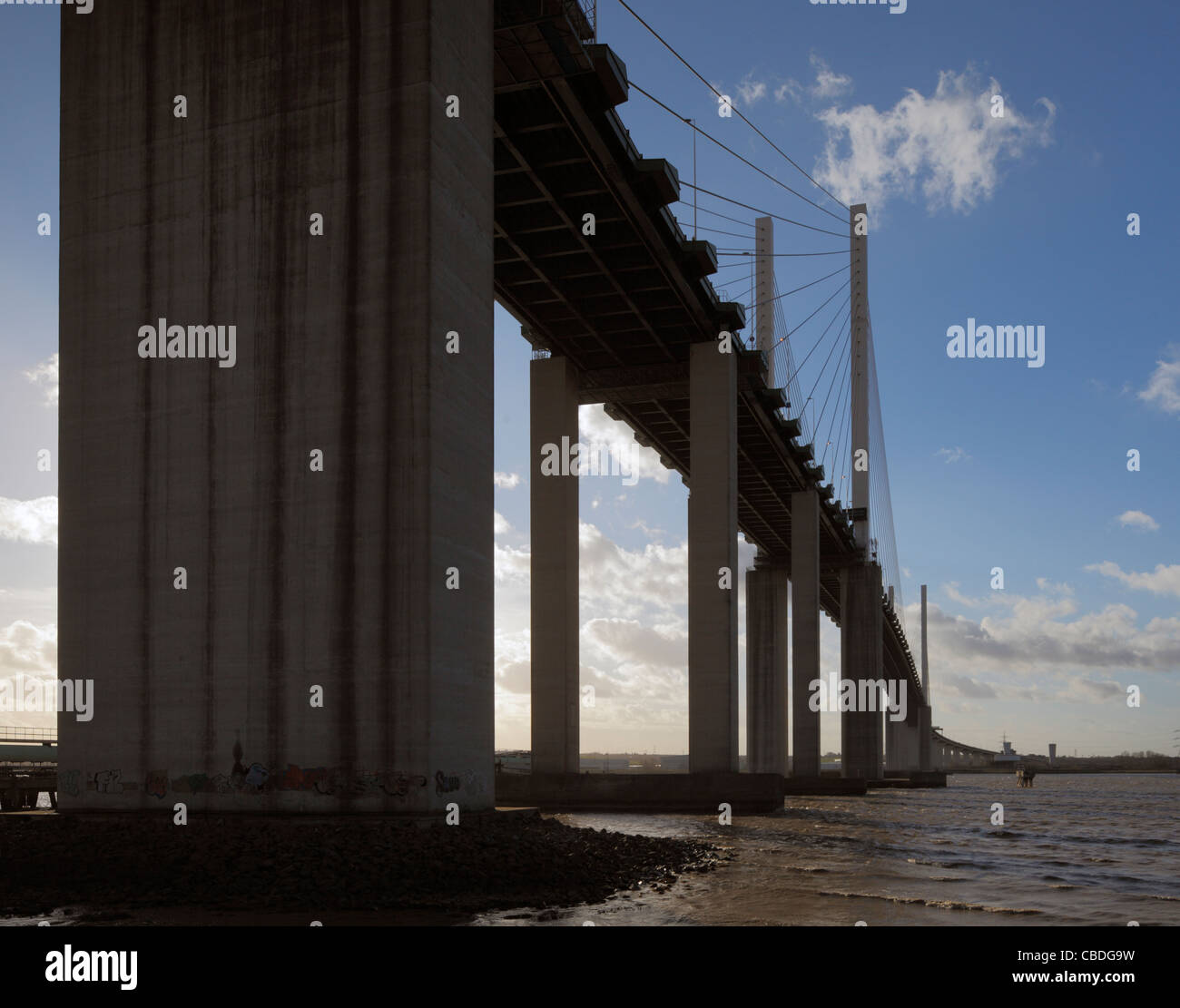 La Queen Elizabeth II ponte che attraversa il fiume Tamigi. Foto Stock