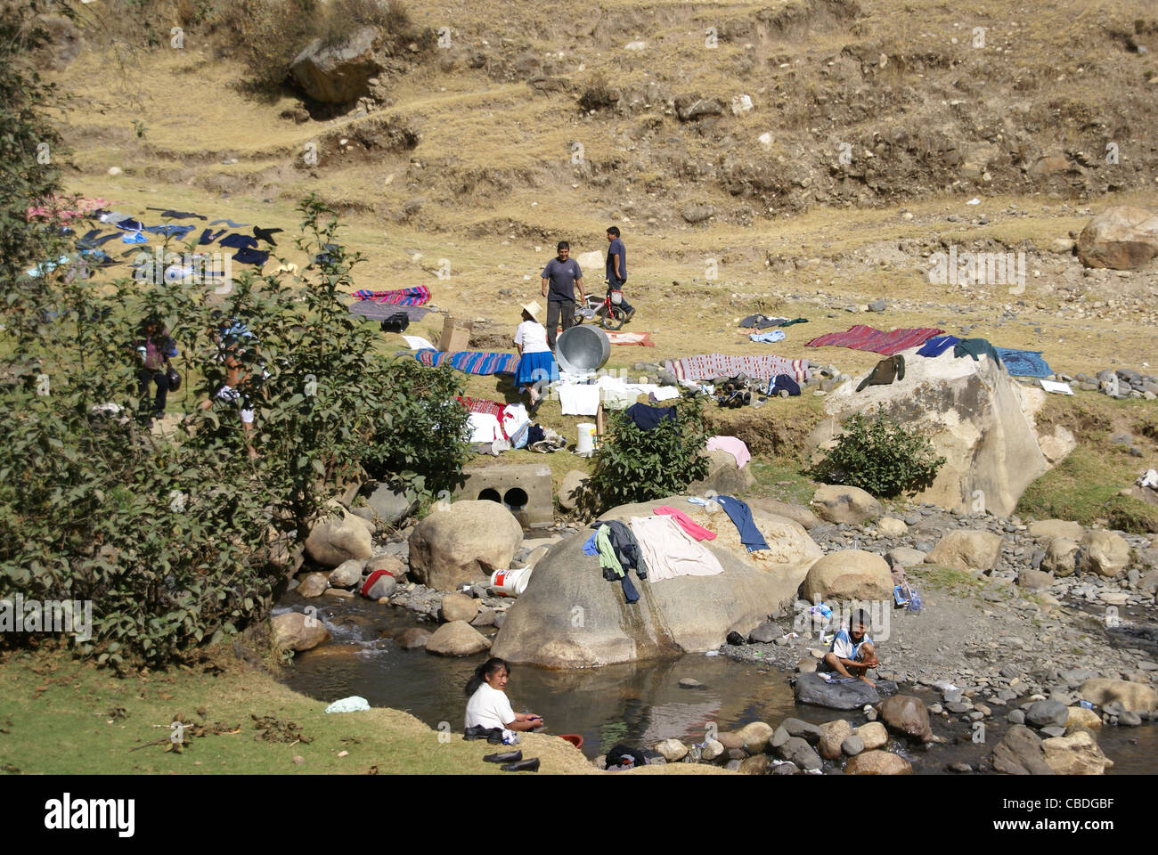 HUARAZ, Perù - AGO 8 - gli abitanti di un villaggio peruviano fare il bucato in un ruscello di montagna il Ago 8, 2008 in Huaraz, Perù Foto Stock