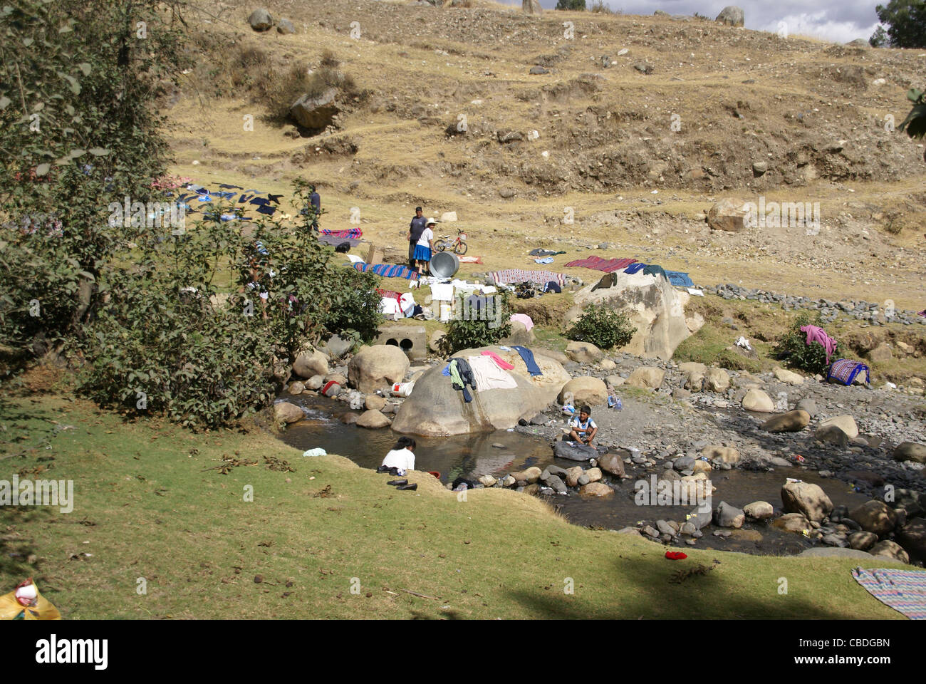 HUARAZ, Perù - AGO 8 - gli abitanti di un villaggio peruviano fare il bucato in un ruscello di montagna il Ago 8, 2008 in Huaraz, Perù Foto Stock