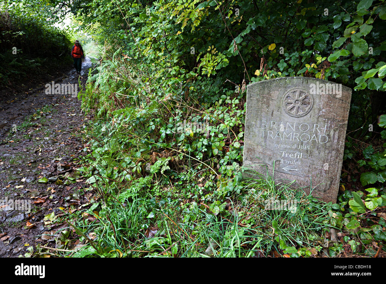 Lapide in memoria la Brinore Tramroad a Trefil ora un sentiero a piedi con una persona in background South Wales UK Foto Stock