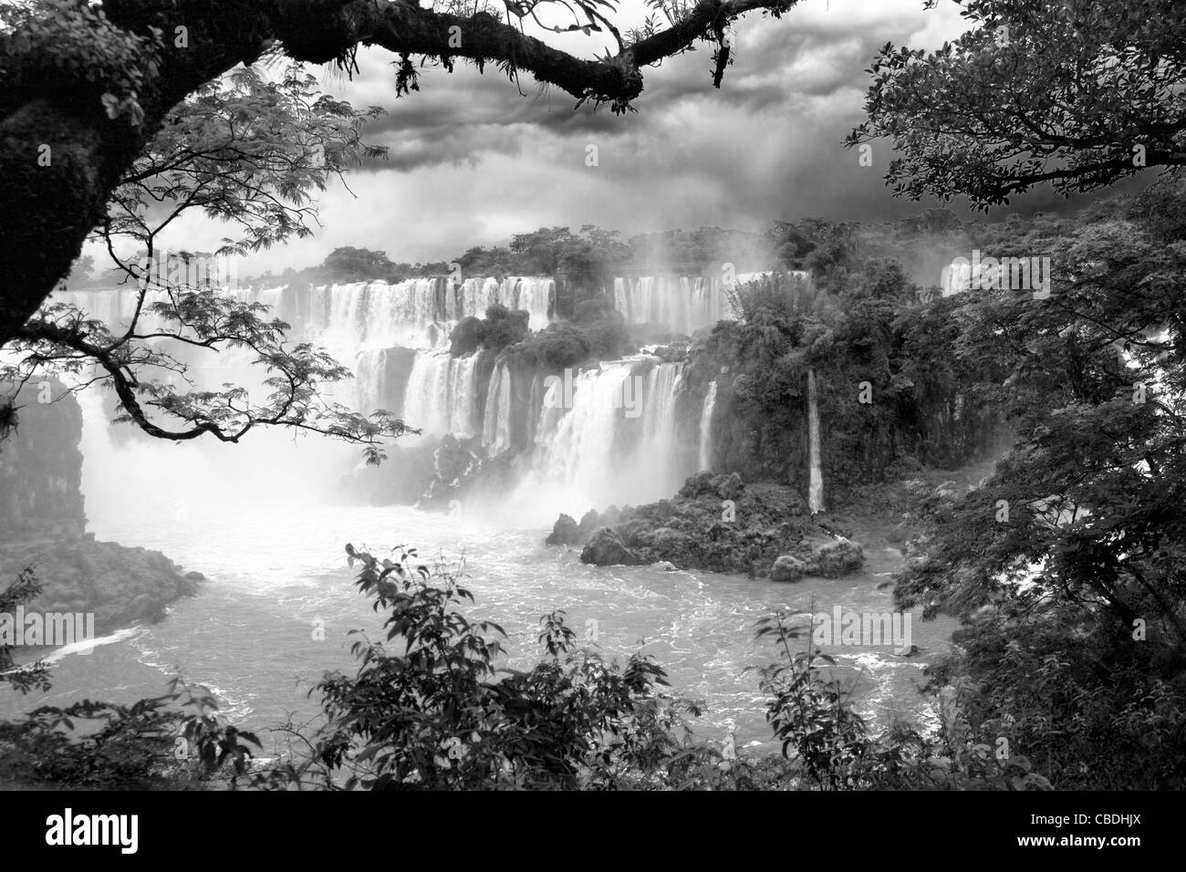 Cascate di Iguassù, lungo il fiume Iguazu. Posta al confine di Argentina e Brasile. Foto Stock
