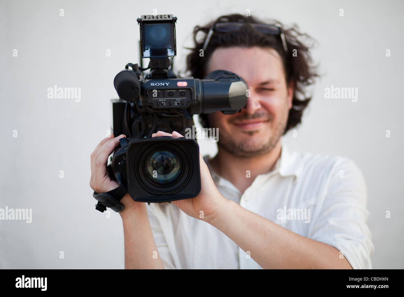 Cameraman con la fotocamera. TV, news, giornalismo, video recoring, record. Fotocamera Sony, la luce rossa. (CTK foto/Martin Sterba, Rene Foto Stock