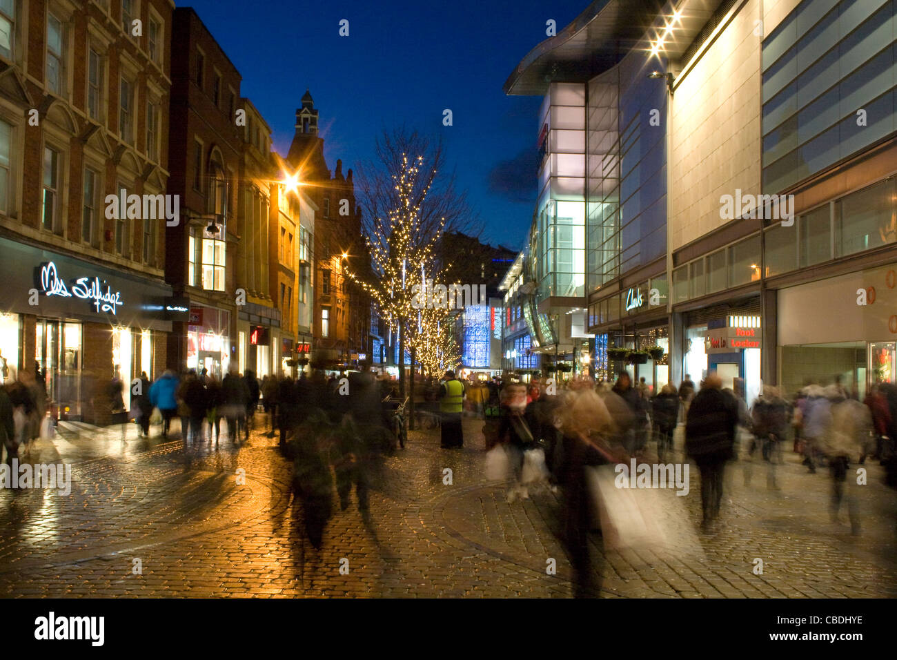 Gli acquirenti di natale vicino al centro commerciale Arndale su Market Street Manchester City Centre Foto Stock