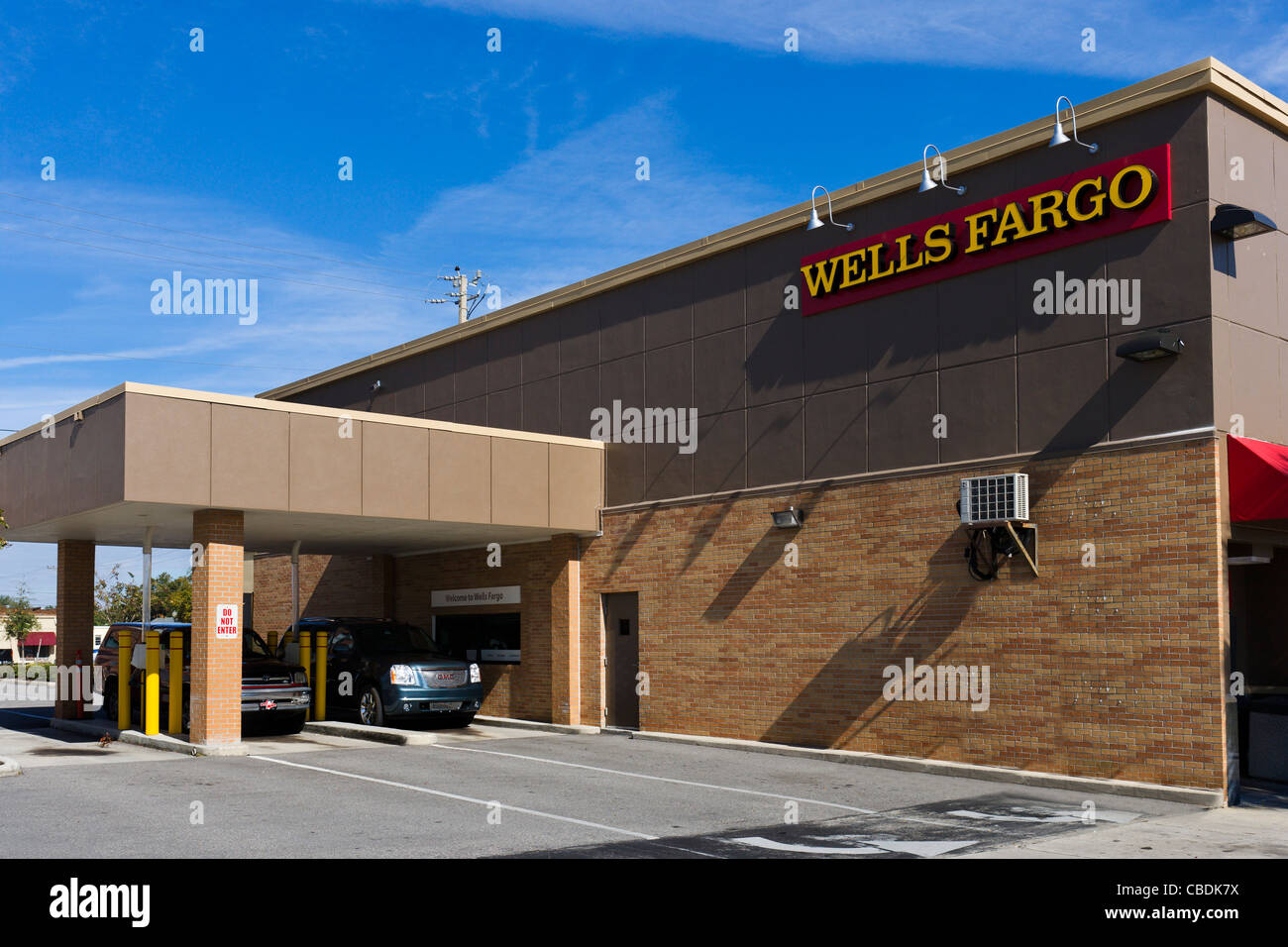 Guidare attraverso gli sportelli presso una filiale della Banca Wells Fargo Bank, lago del Galles, Central Florida, Stati Uniti d'America Foto Stock