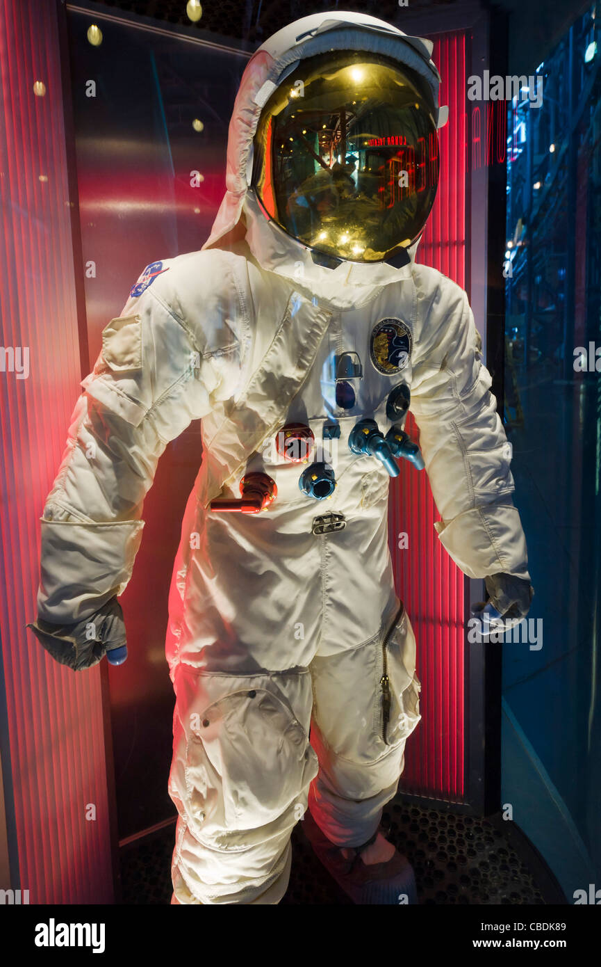 Tuta spaziale indossata da James Lovell su Apollo 13 luna missione, Saturn V complesso, Kennedy Space Center, Merritt Island, Florida, Stati Uniti d'America Foto Stock