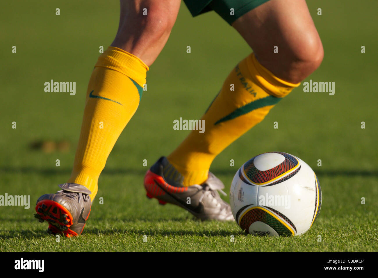 Un giocatore australiano controlla la palla durante un'amichevole internazionale contro gli Stati Uniti in vista della Coppa del mondo FIFA 2010 allo stadio Ruimsig il 5 giugno 2010 a Roodepoort, in Sudafrica. Solo per uso editoriale. Uso commerciale vietato. (Fotografia di Jonathan Paul Larsen / Diadem Images) Foto Stock
