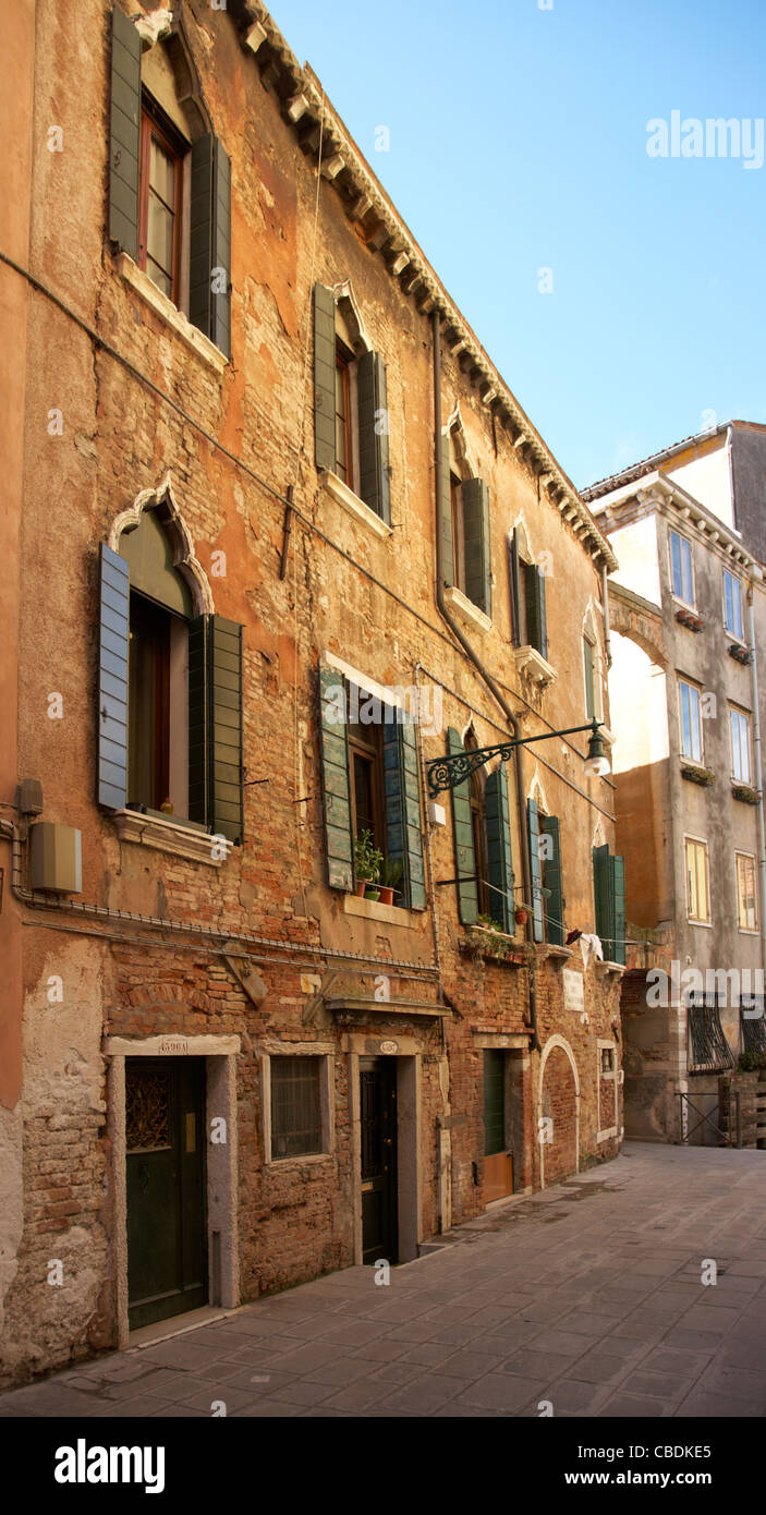 Viale residenziale storico con facciate consumate a Venezia, Italia Foto Stock