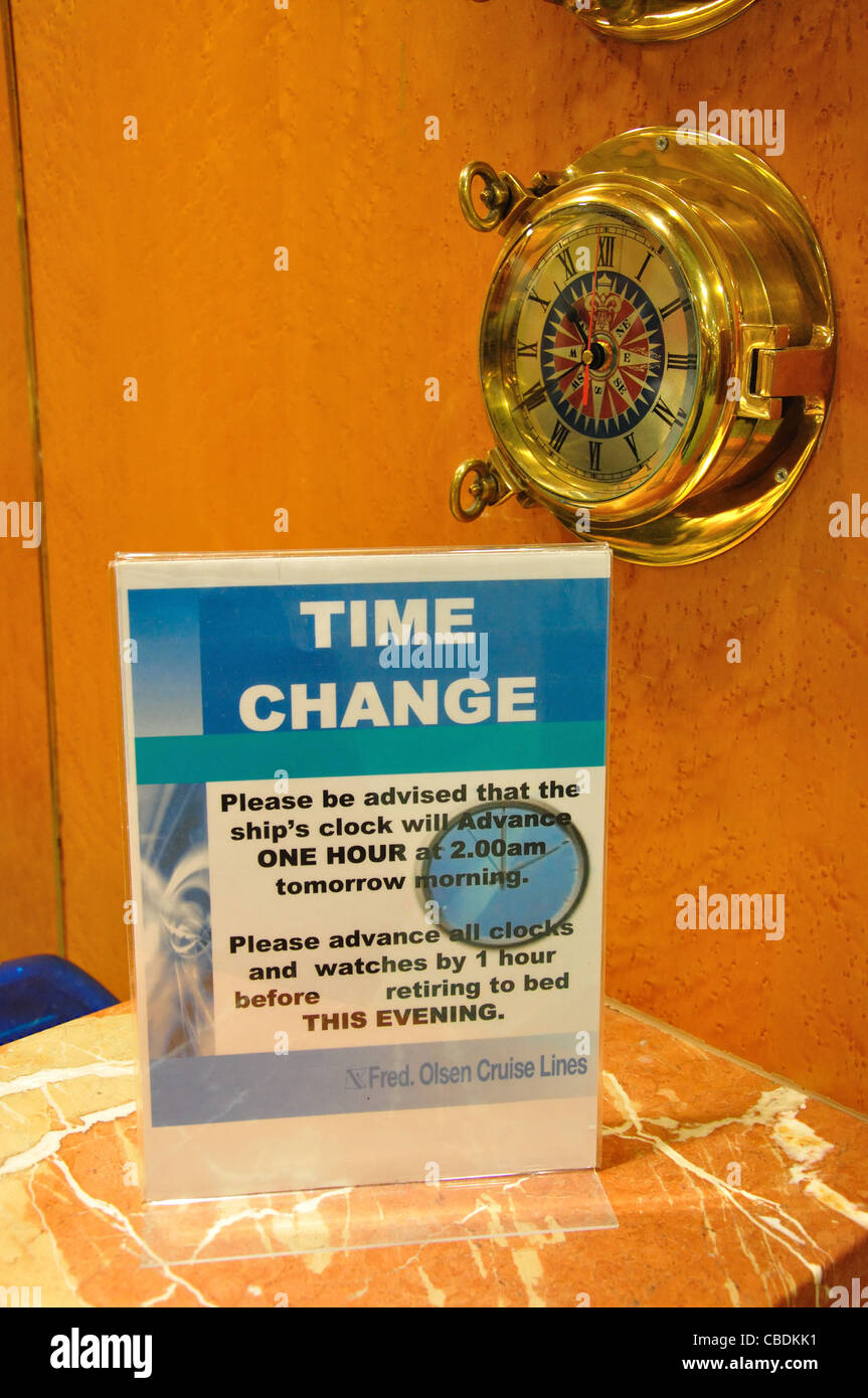 Tempo di avviso di modifica alla reception, Fred Olsen M.S.Balmoral nave da crociera nel mare del Nord, Nord Europa Foto Stock