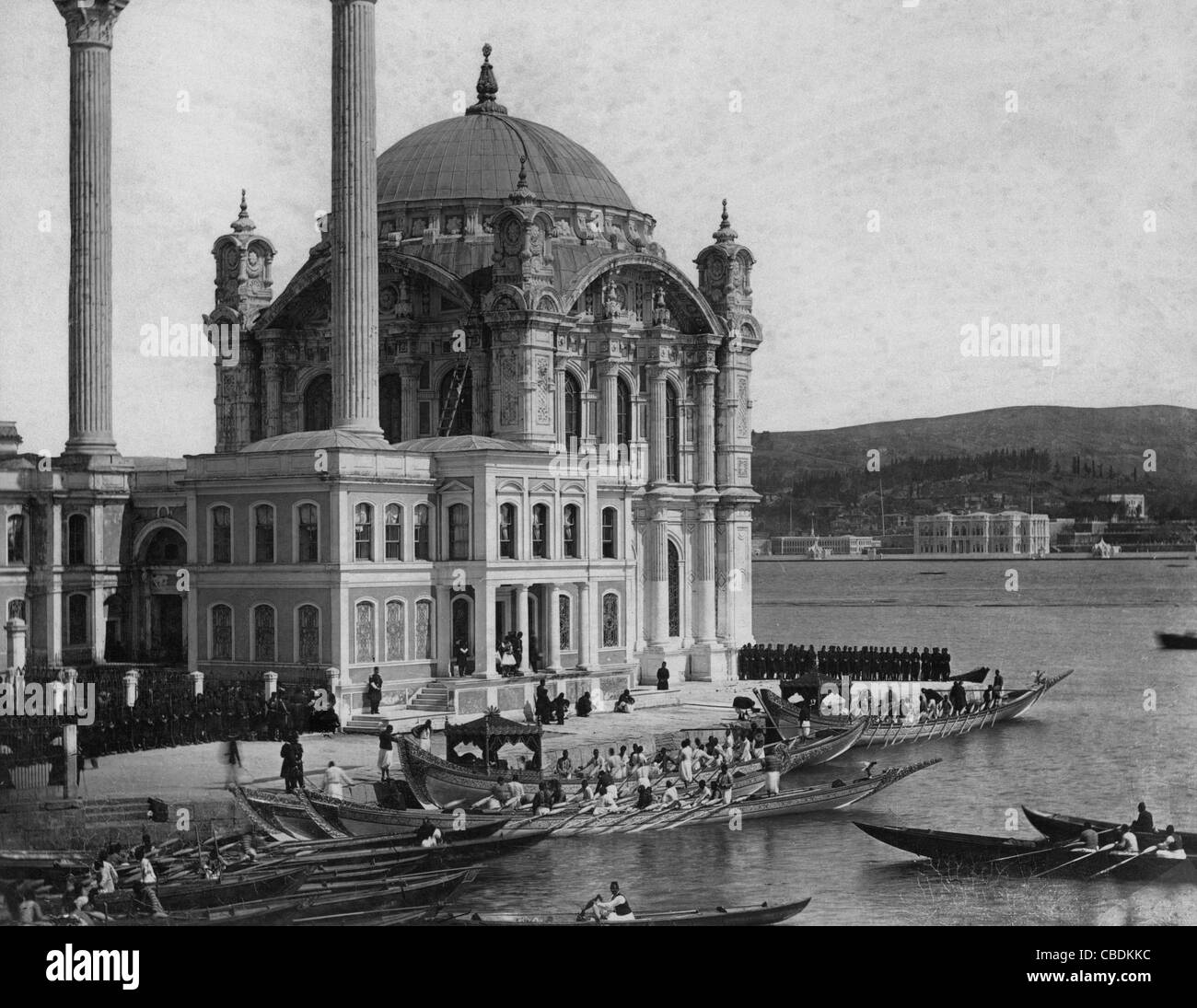 Il Büyük Mecidiye Camii (moschea) durante la Selamlık (il Sultan la processione alla moschea), Ortaköy, Istanbul. 1900 Foto Stock