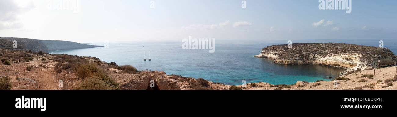 Pura acqua cristallina superficie intorno un'isola (Lampedusa) Foto Stock