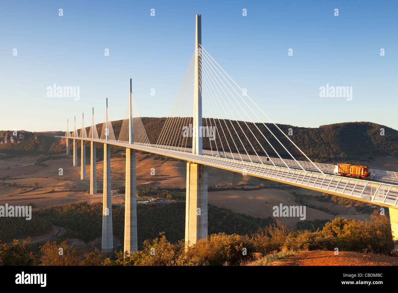 Il viadotto di Millau copre la Gorge du Tarn in Mezzogiorno-Pirenei, Francia. Foto Stock