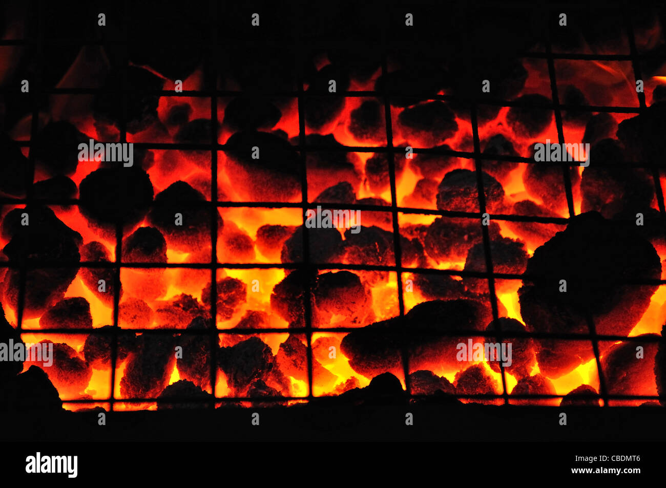 Aprire il fuoco di carbone per il calore a Liseberg Mercatino di Natale, Göteborg, Västergötland & Bohuslän Provincia, il Regno di Svezia Foto Stock