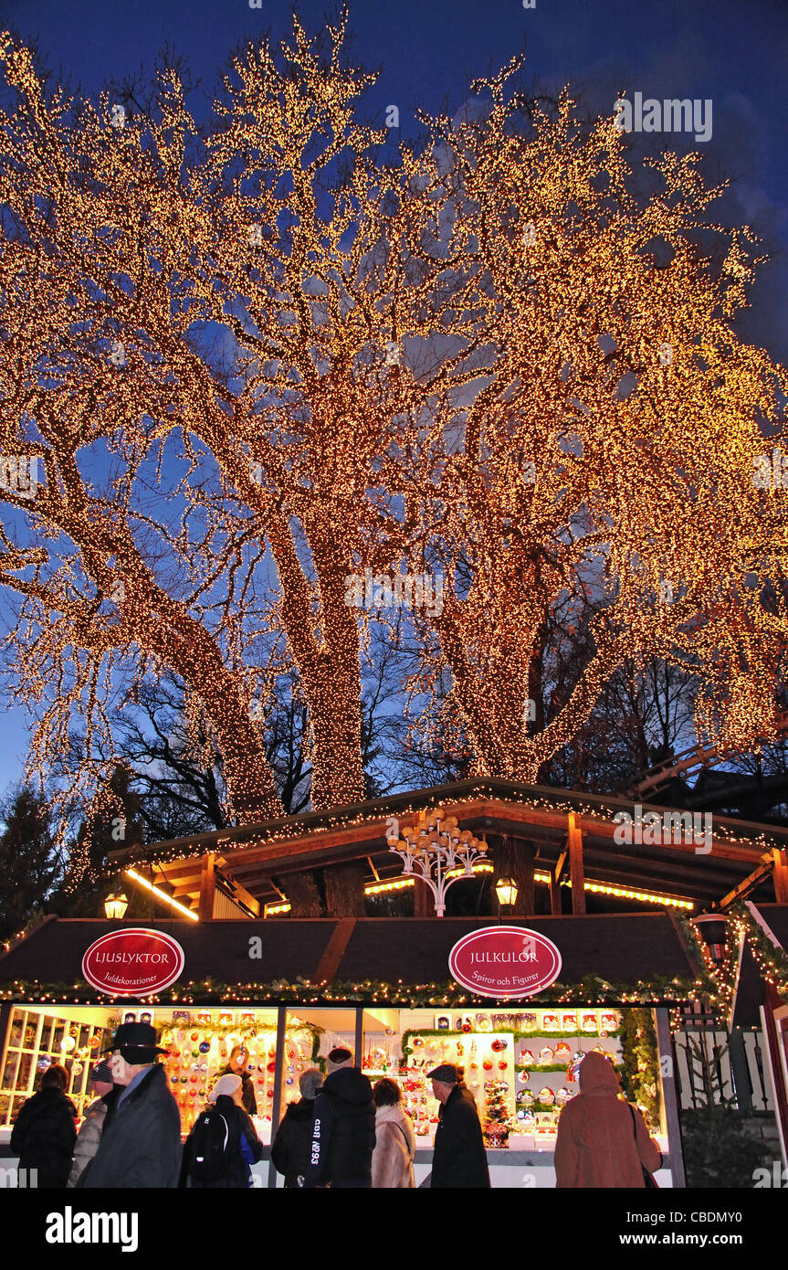 Stallo del mercato e le luci fairy a Liseberg Mercatino di Natale, Göteborg, Västergötland & Bohuslän Provincia, il Regno di Svezia Foto Stock