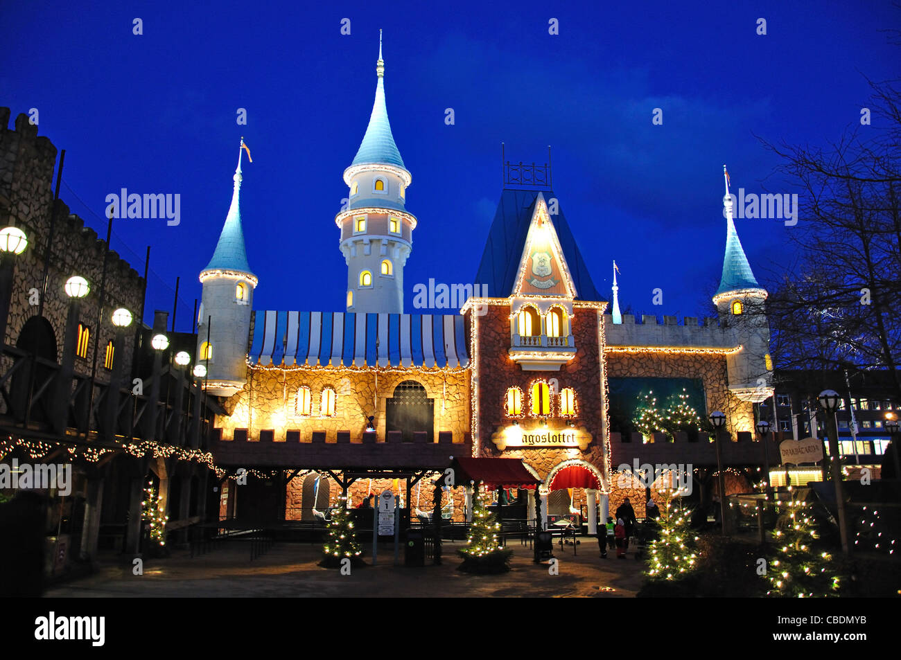 Castello da favola al crepuscolo, Liseberg Mercatino di Natale, Göteborg, Västergötland & Bohuslän Provincia, il Regno di Svezia Foto Stock