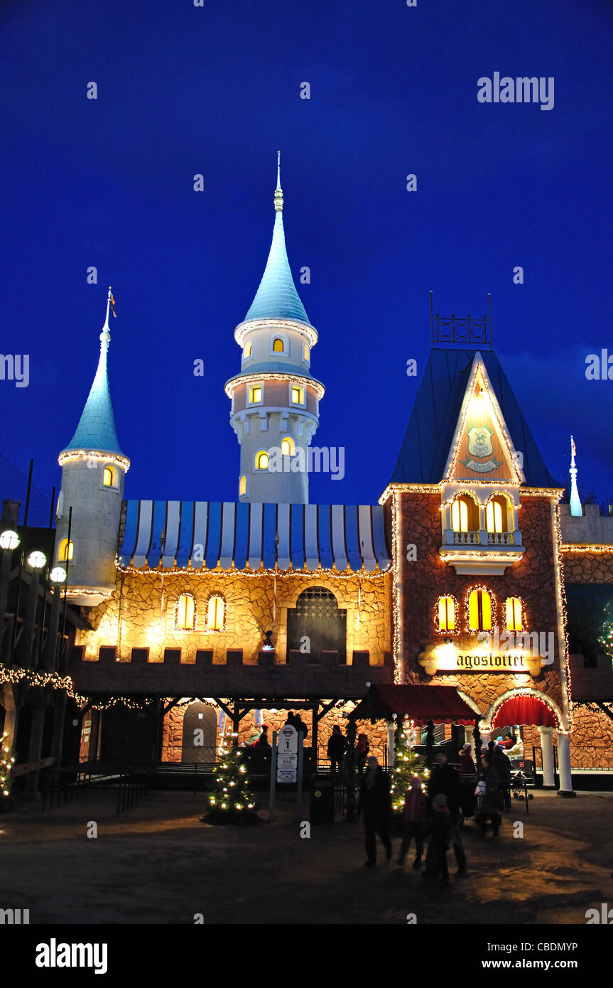 Castello da favola al crepuscolo, Liseberg Mercatino di Natale, Göteborg, Västergötland & Bohuslän Provincia, il Regno di Svezia Foto Stock
