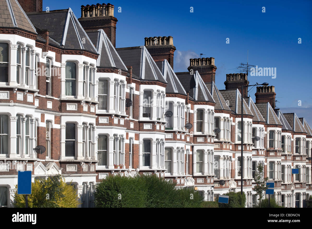 Tipiche case inglesi immagini e fotografie stock ad alta risoluzione - Alamy