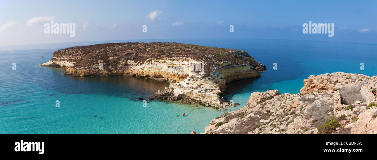 Pura acqua cristallina superficie intorno un'isola (Lampedusa) Foto Stock