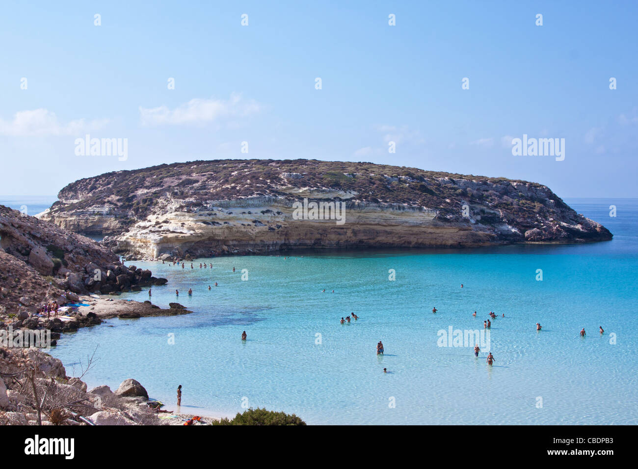 Pura acqua cristallina superficie intorno un'isola (Lampedusa) Foto Stock