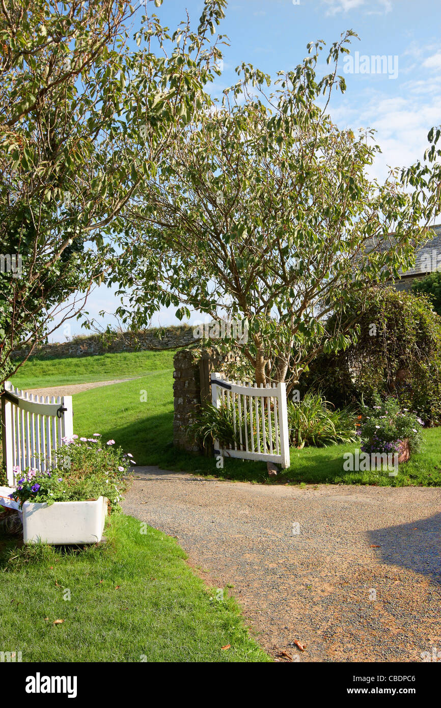 Aprire i cancelli e viale di accesso in un giardino paesaggistico Foto Stock