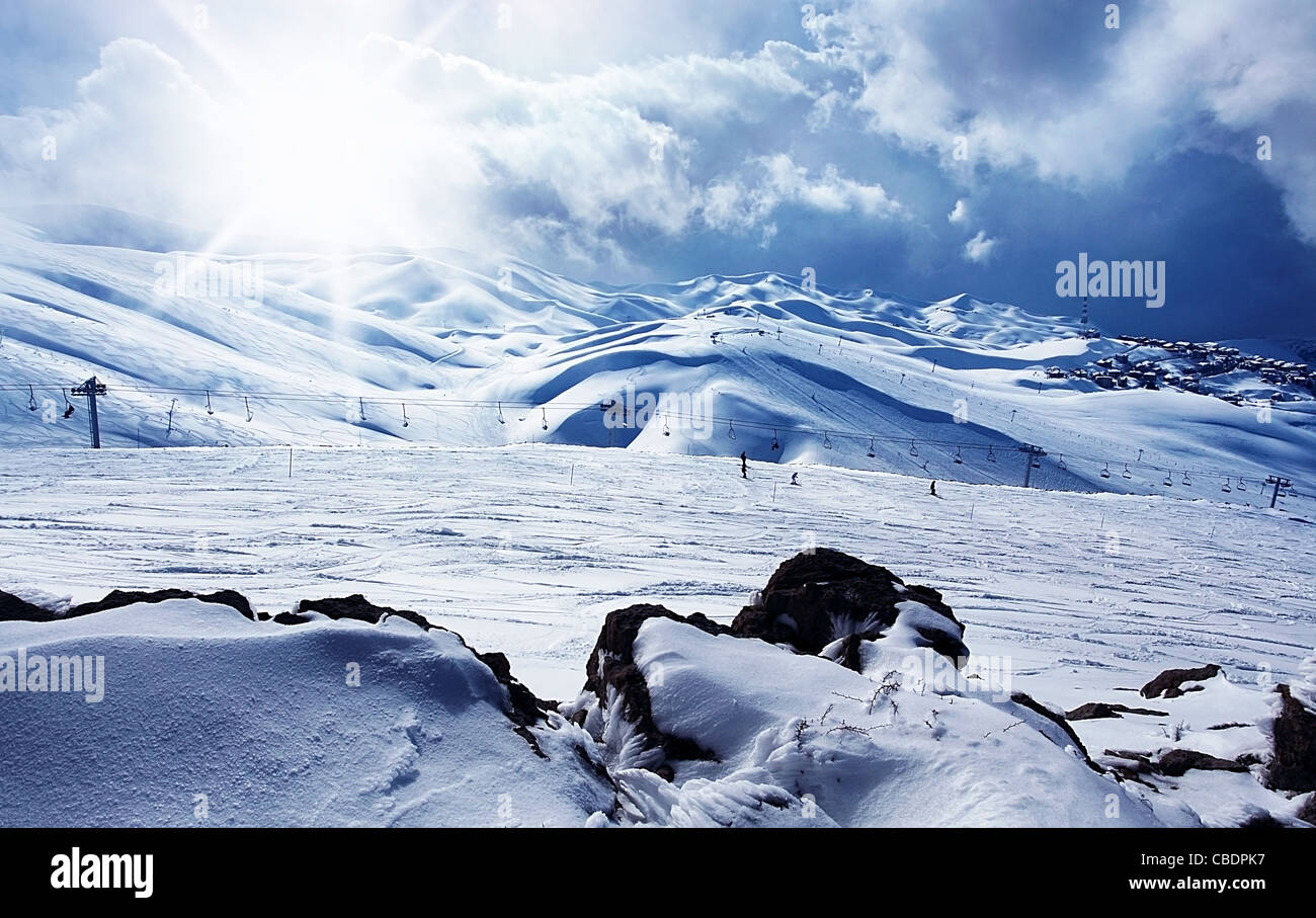 Inverno mountain ski resort paesaggio panoramico con neve, il cielo sereno e seggiovie Foto Stock