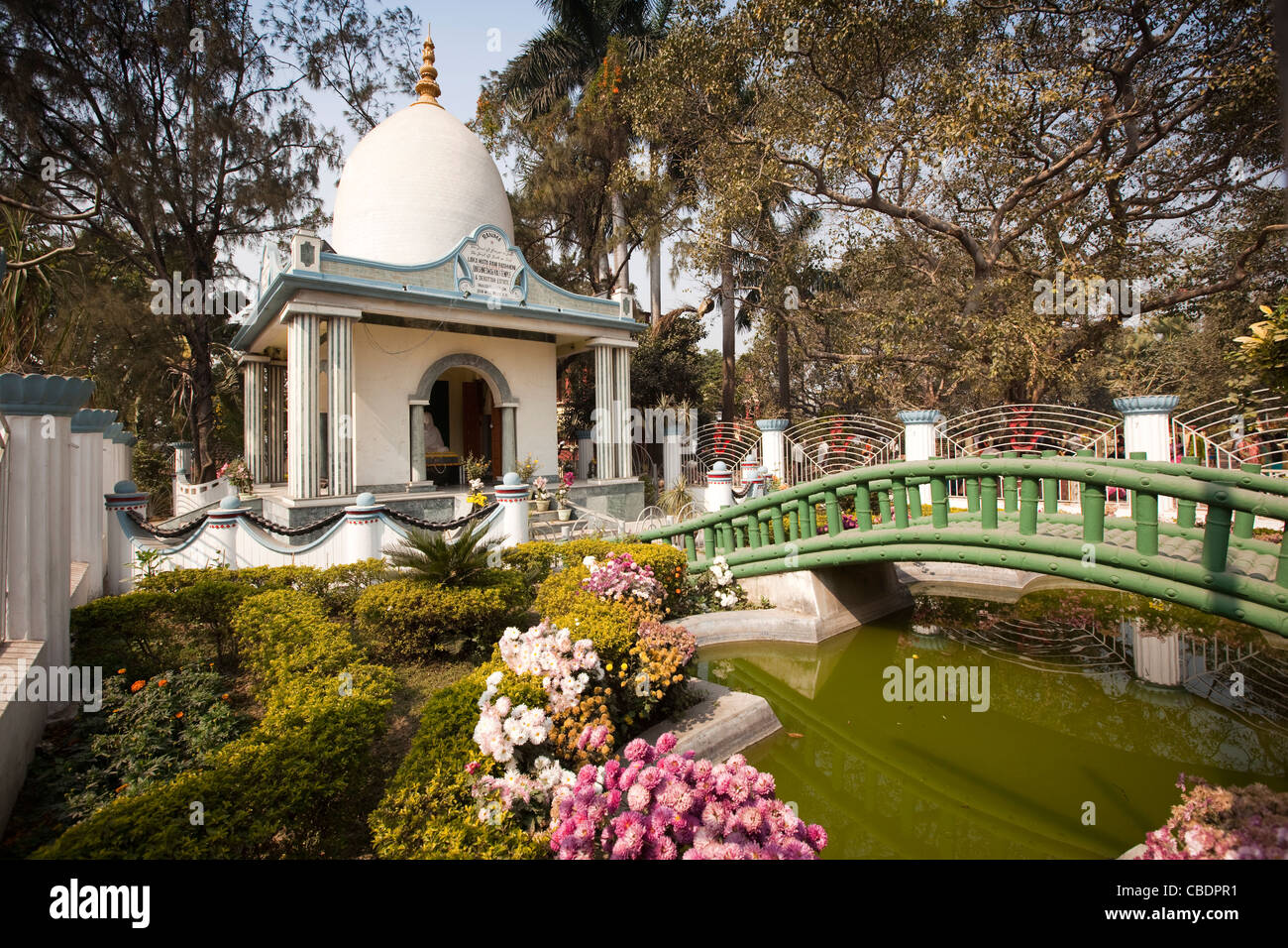 India Bengala Occidentale, Calcutta, Dakshineswar Kali Temple, Loka Mata Rani Rashmoni garden e il memoriale al Santuario fondatore Foto Stock