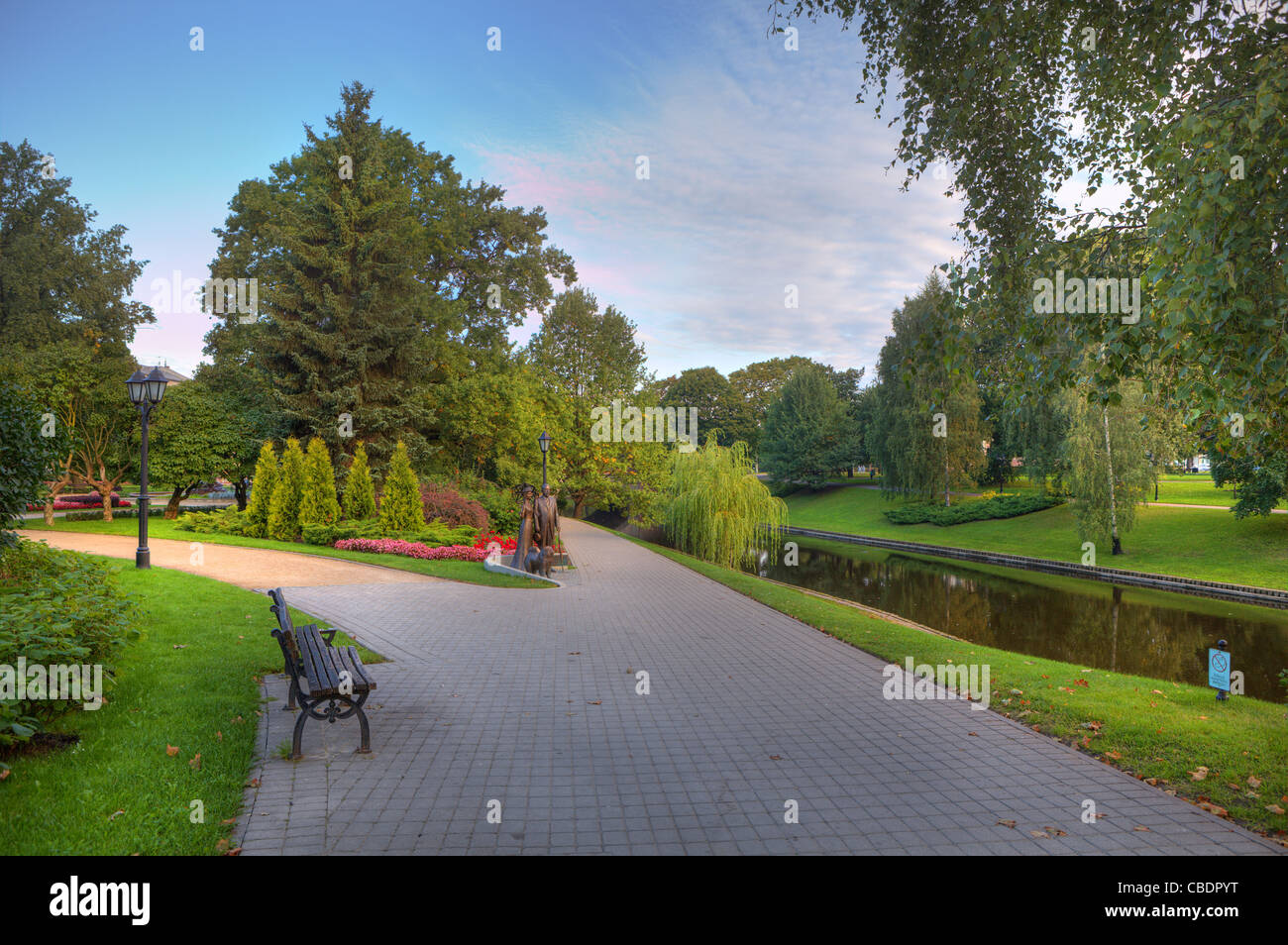 Bellissimo parco cittadino con piccolo canale in Riga, Lettonia. Foto Stock