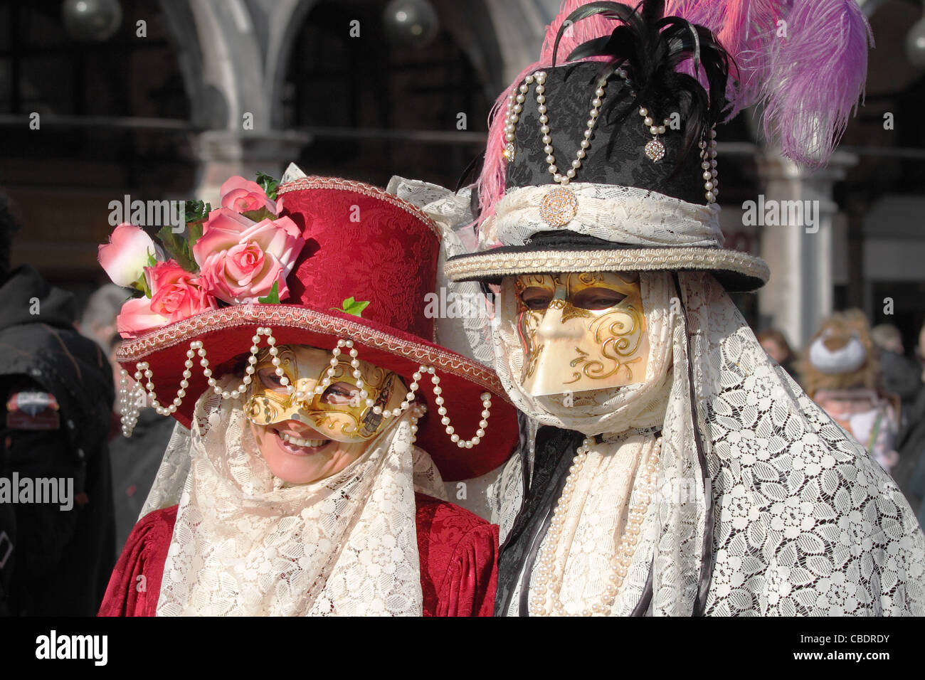 I partecipanti non identificato vestono i tradizionali costumi e maschere, durante il famoso carnevale veneziano. Foto Stock