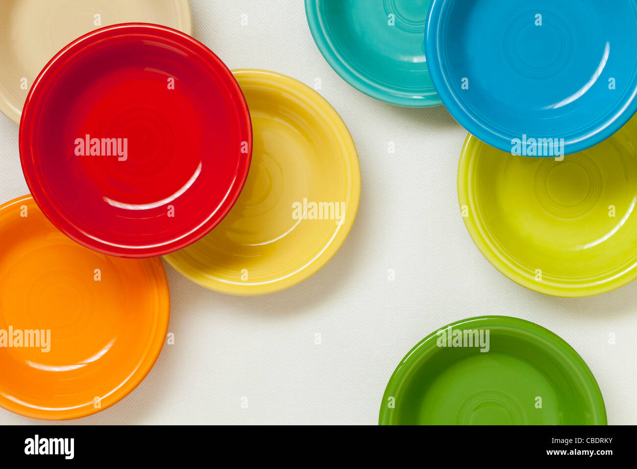 Ceramiche colorate bocce sulla tovaglia bianca - vista superiore Foto Stock