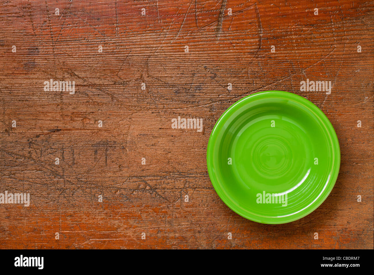 Verde vaso in ceramica su grunge graffiato la superficie di legno Foto Stock