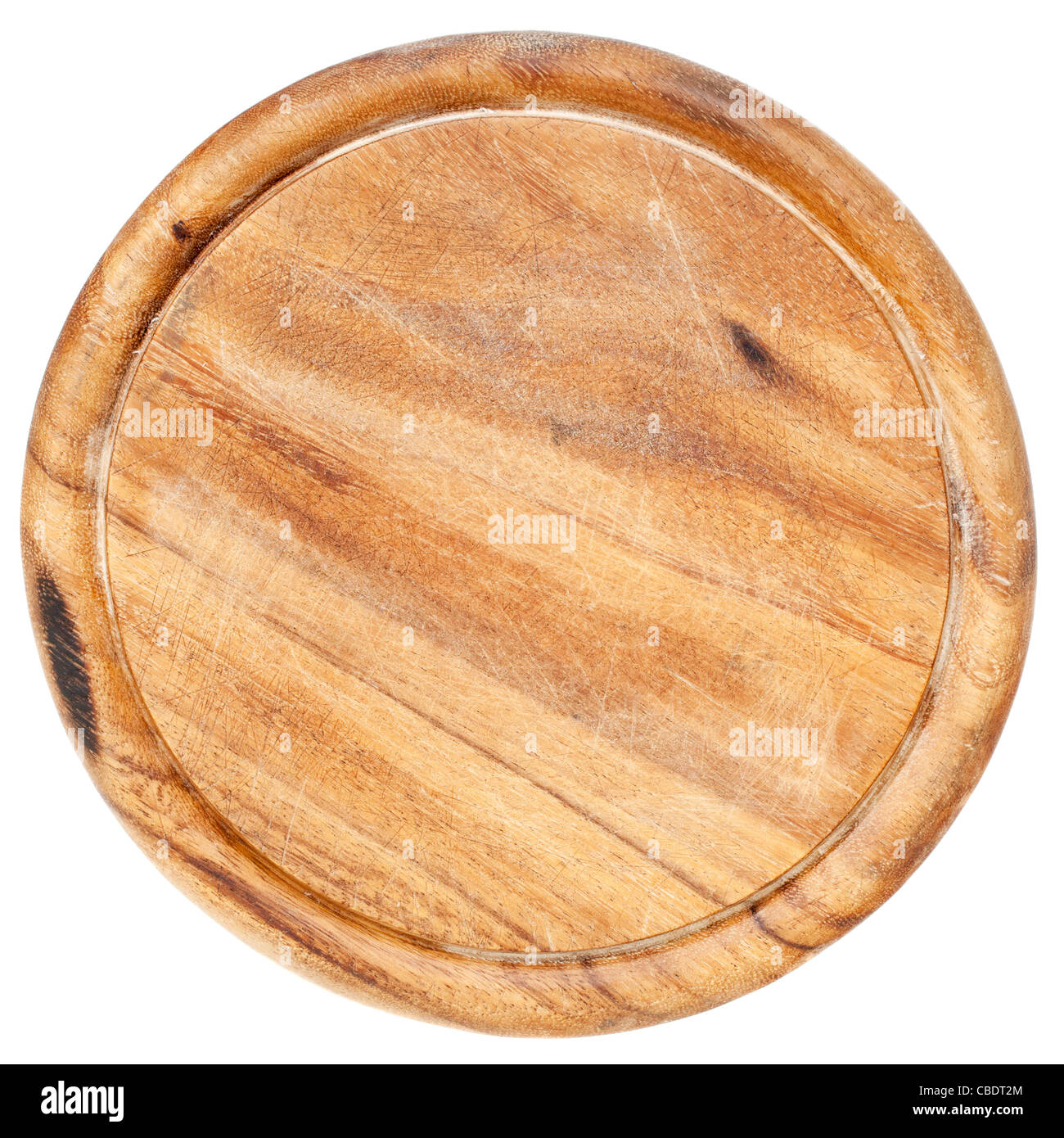 Il legno vecchio round tagliere con graffi e texture, isolato su bianco Foto Stock