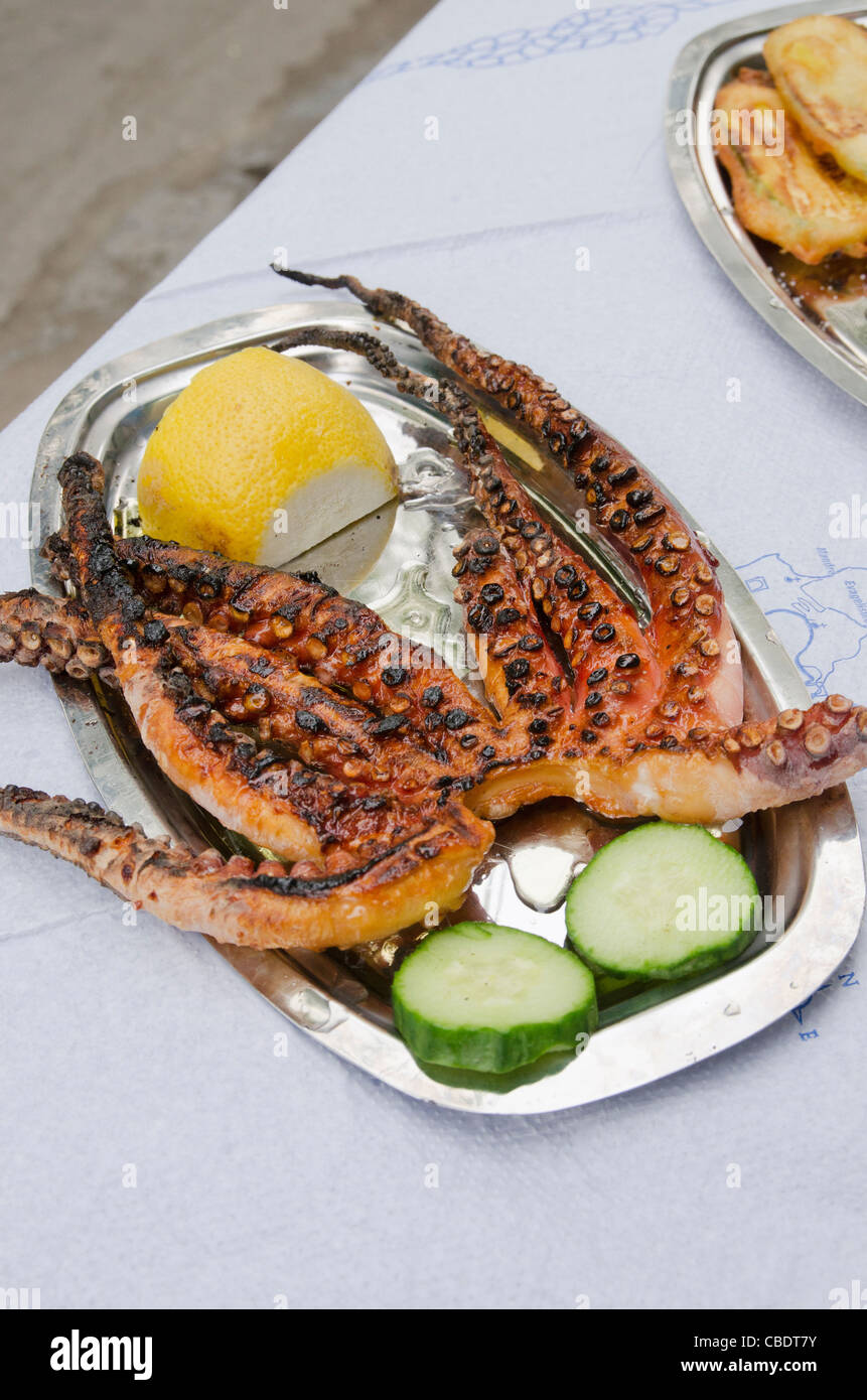 Polpo alla griglia su una piastra a Patmos, Grecia Foto Stock