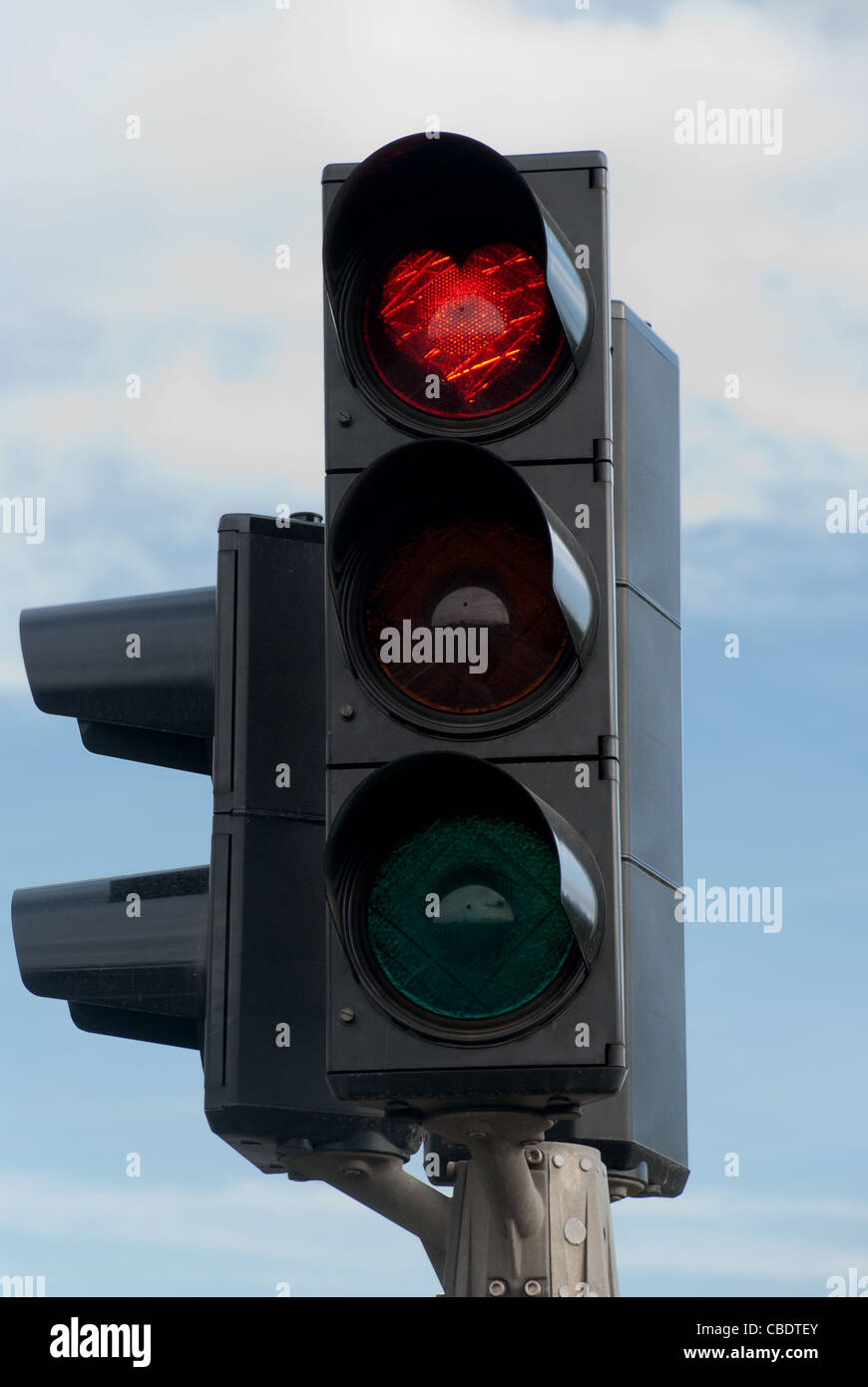 Il semaforo con il rosso a forma di cuore ad Akureyri in Islanda Foto Stock