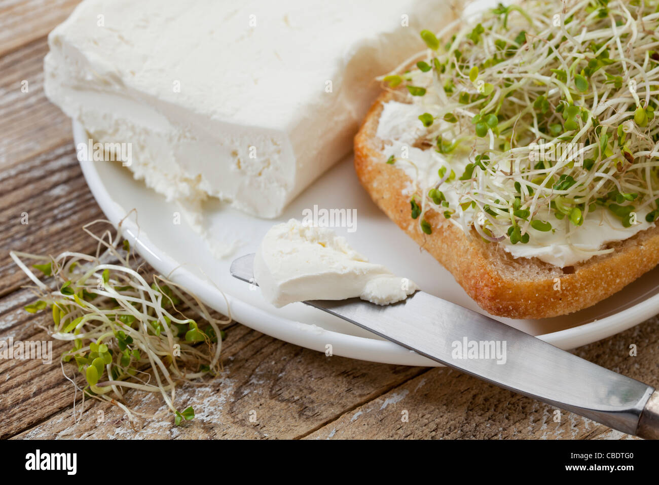 Colazione sana nozione - un rotolo con crema di formaggio e broccoletti Foto Stock