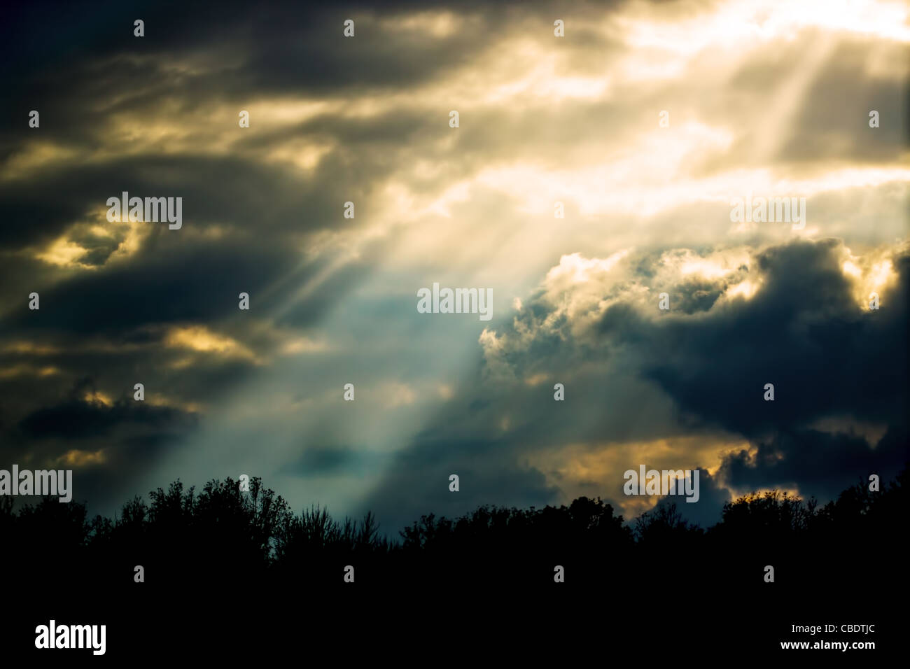 Sun burst con nuvole drammatico Foto Stock