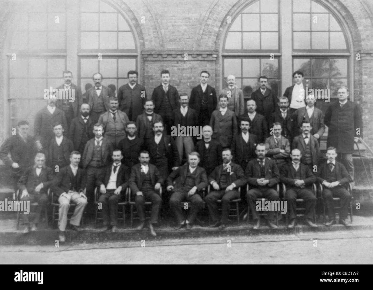 Foto d'epoca dell'inventore e imprenditore americano Thomas Alva Edison (1847 – 1931). Edison (seduto al centro della prima fila) è raffigurato intorno al 1893 con personale al suo laboratorio di Orange, New Jersey. Foto Stock