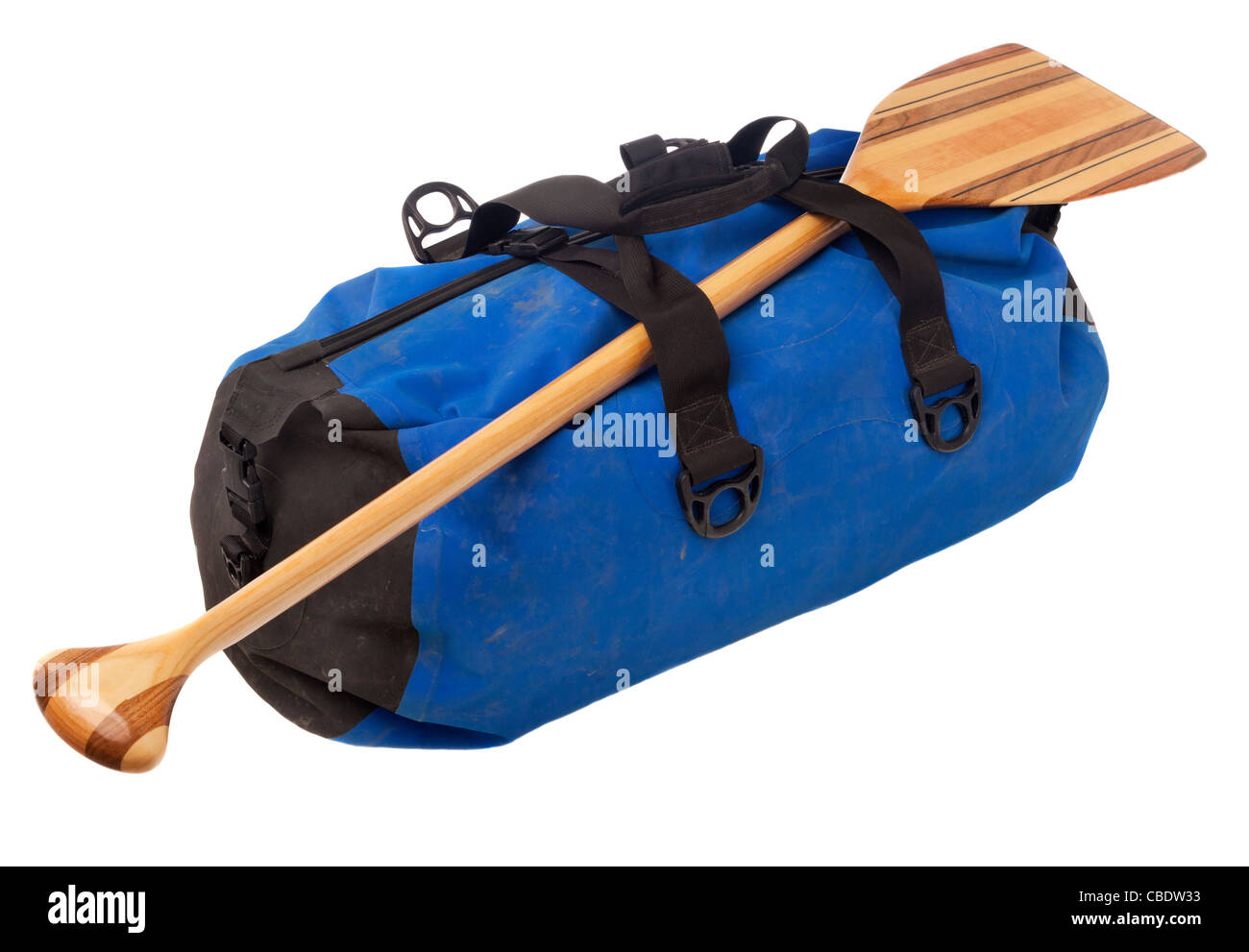 Pagaiando viaggio o vacanza concetto - canoe di legno racchetta e impermeabile duffel con fiume macchie di fango, isolato su bianco Foto Stock