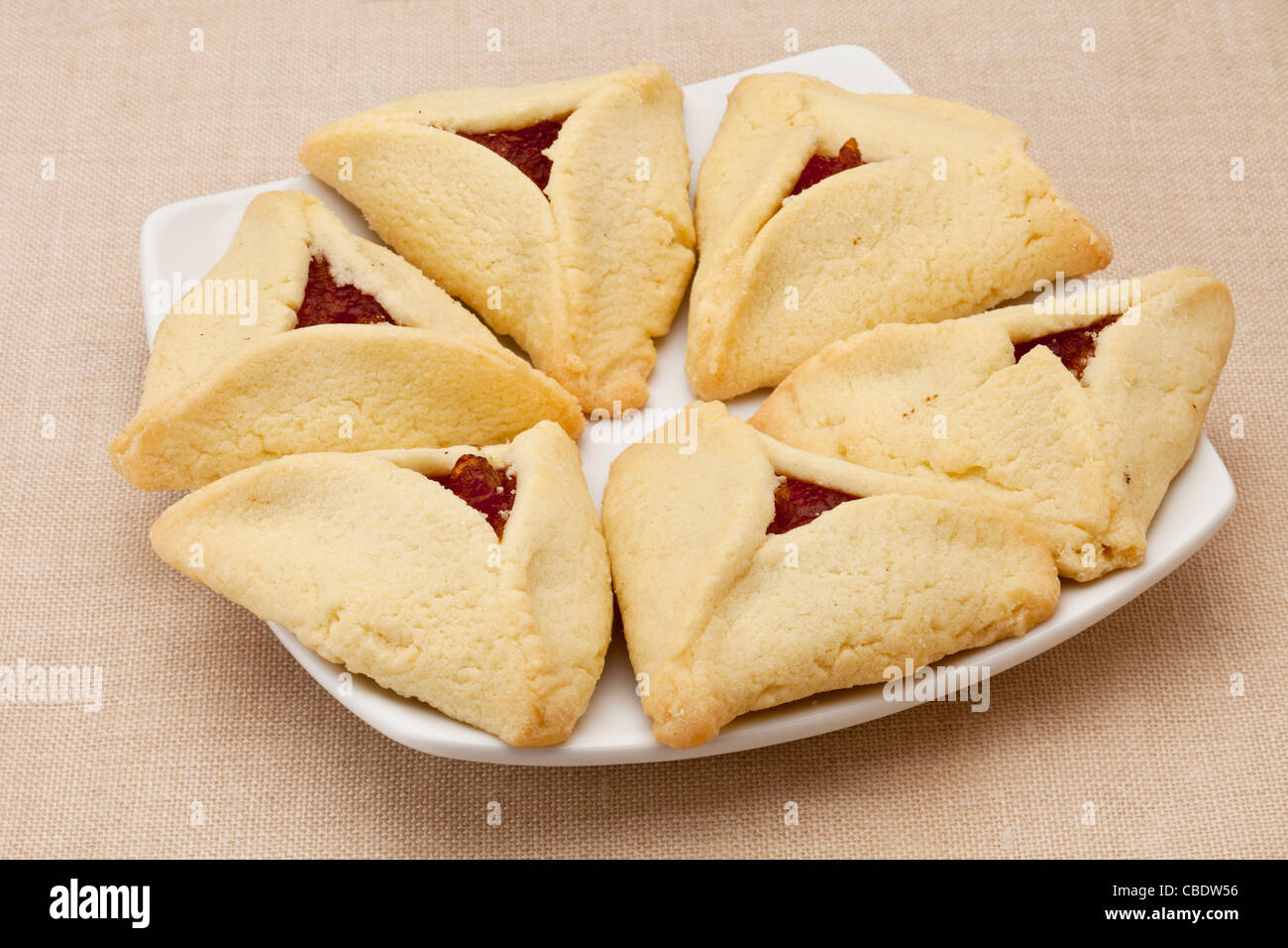 Albicocca hamantaschen cookie su una piastra - un tradizionale pasticceria in Ashkenazi la cucina ebraica per la vacanza di Purim Foto Stock