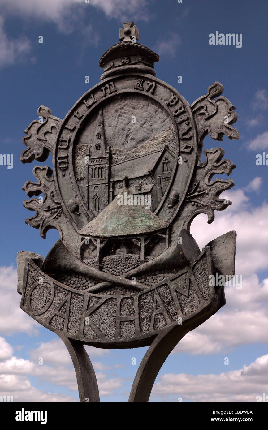 Ornati in metallo colato Oakham town segno con cielo blu dietro, Oakham, Rutland, England, Regno Unito Foto Stock