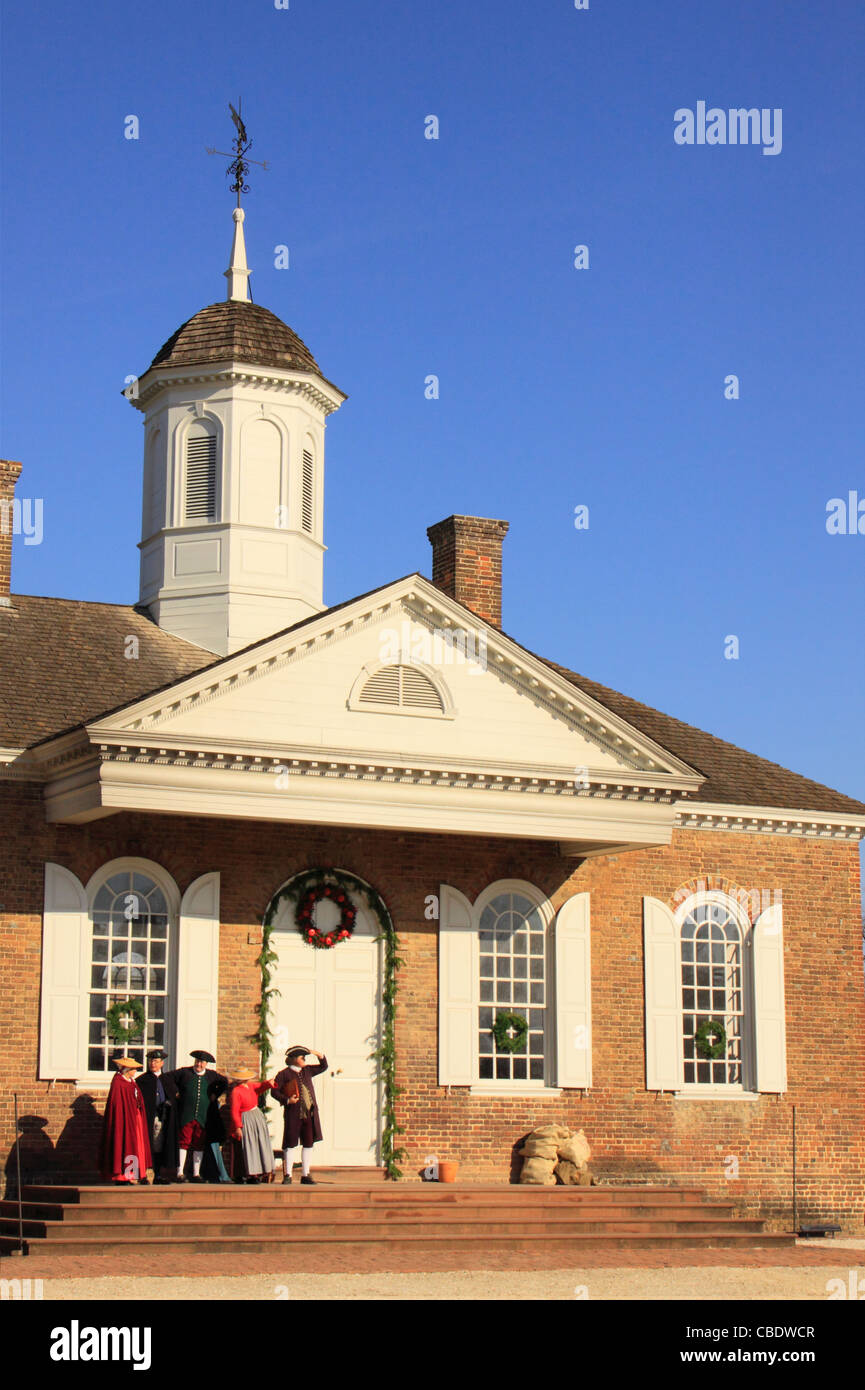 Gli uomini e le donne con le decorazioni di Natale di fronte Courthouse, Colonial Williamsburg, Virginia, Stati Uniti d'America Foto Stock