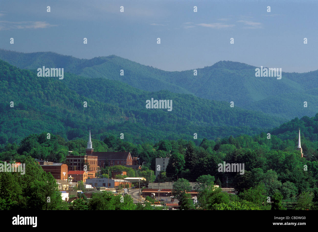 La città di Waynesville, Haywood County, NC, accoccolato sotto la grande Balsam Montagne Foto Stock