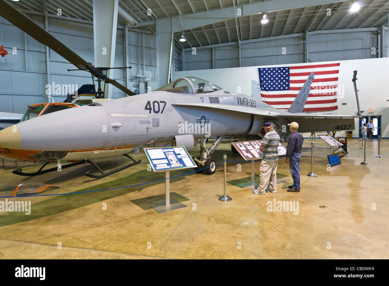 Due uomini guardando i piani in museo di aeromobili presso la USS Alabama corazzata Park di Mobile in Alabama Foto Stock