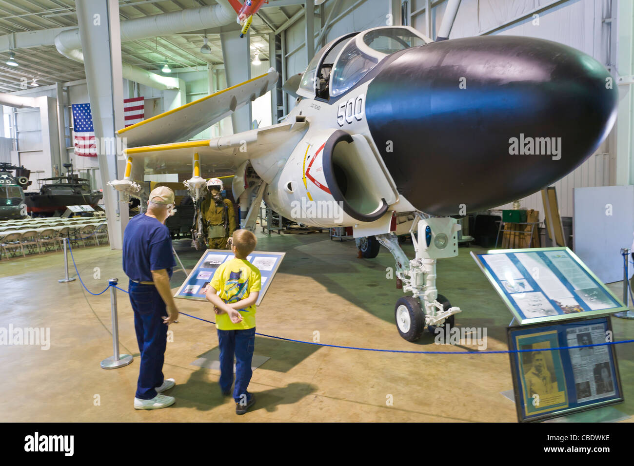 Persone che guardano i piani in museo di aeromobili presso la USS Alabama corazzata Park di Mobile in Alabama Foto Stock