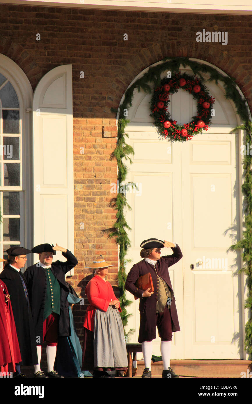 Gli uomini e le donne con le decorazioni di Natale di fronte Courthouse, Colonial Williamsburg, Virginia, Stati Uniti d'America Foto Stock