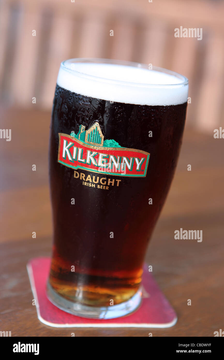 La pinta di freddo Kilkenny Irish cream ale dai creatori di Guinness, che ha avuto origine in Kilkenny, Irlanda Foto Stock